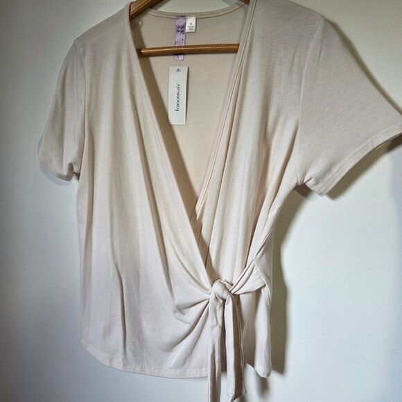 NWT FRANCESCA'S ALYA CREAM SURPLICE WRAP BLOUSE SIZE M - Picture 1 of 12